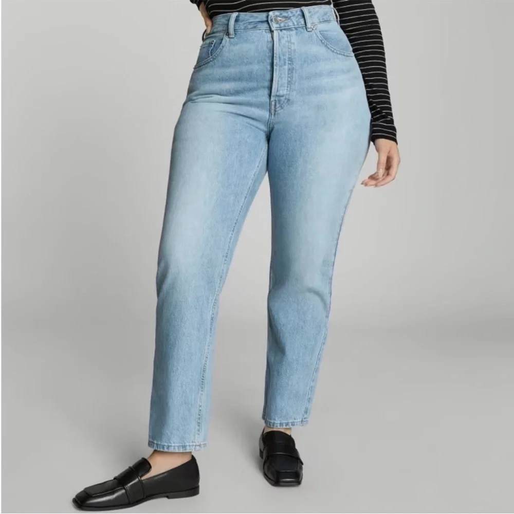 Everlane The 90's Curvy‎ Cheeky Straight Jean Regular Vintage Sunbleached Blue